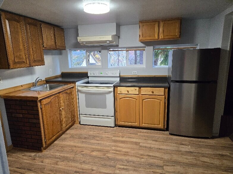 Building Photo - 308 Maple St