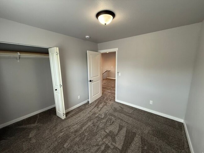 Building Photo - 871 Hickory St NE