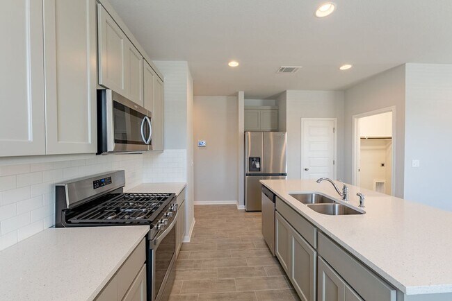 Building Photo - Beautiful New 4 bed, 2 bath home in Buda!