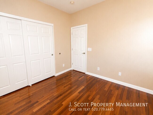 Building Photo - 8206 S 22nd Ln