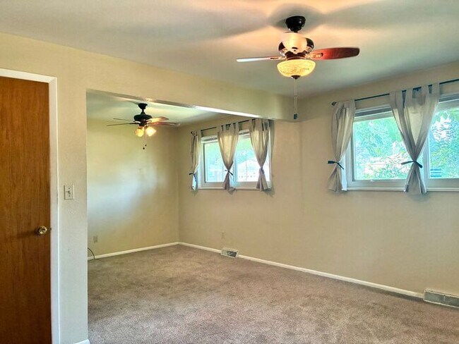 Building Photo - 4 Bedroom, 2 Bathroom Ranch