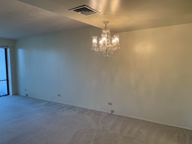 Building Photo - Harbor Square Condo - 1 bedroom, 1 bath un...