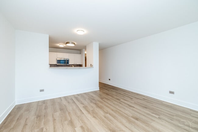 Building Photo - 345 N La Salle Dr