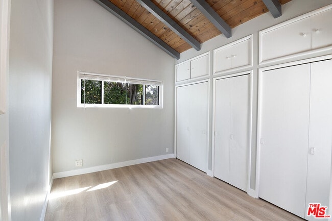 Building Photo - 414 University Ave