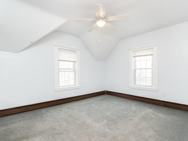 Building Photo - 18 Taber St