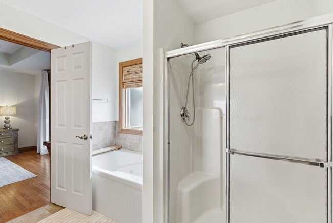 Building Photo - 3 Bedroom | 2 Bathroom | 2 Car Garage| Ozark MO | Fireplace | Separate Green House/Office | Fence...