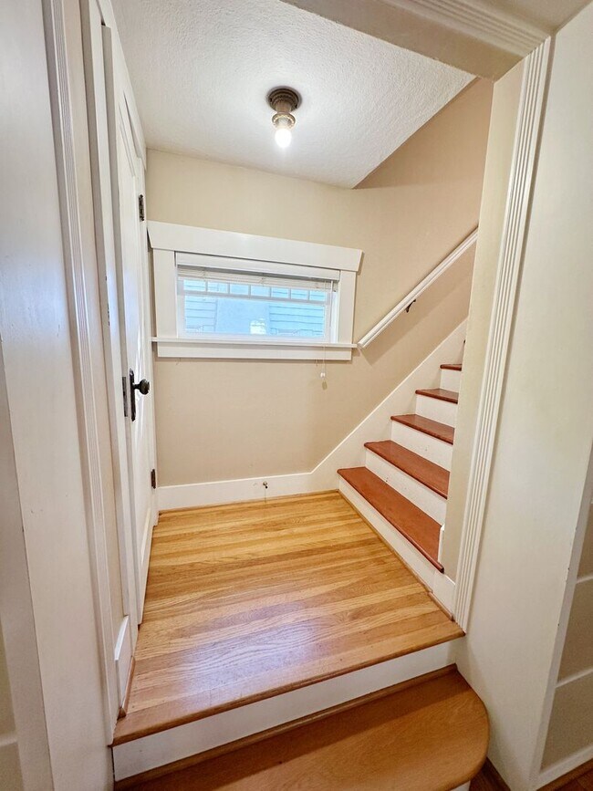 Building Photo - Stunning 3 Bedroom with Fully Fenced Yard ...