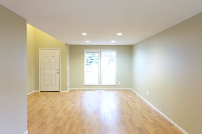 Building Photo - !!!HALF MONTH RENT FREE!!!? Beautifully Updated Home in a Peaceful, Highly Desirable Fisher’s Lan...