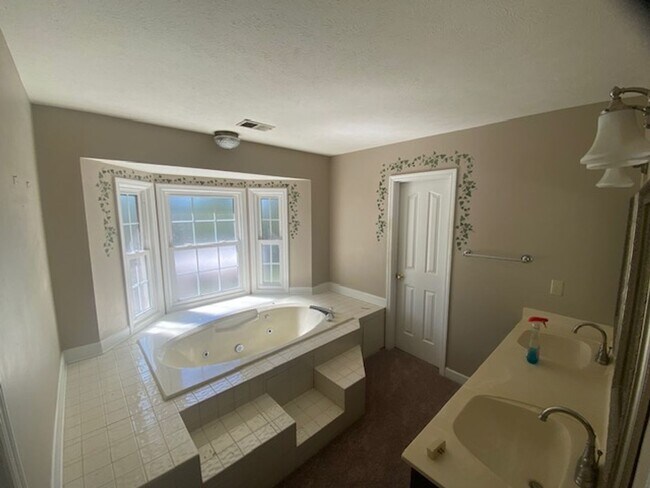 Building Photo - Gorgeous 5 Bedroom 3 Bathroom Brick Home in Woodside Plantation!