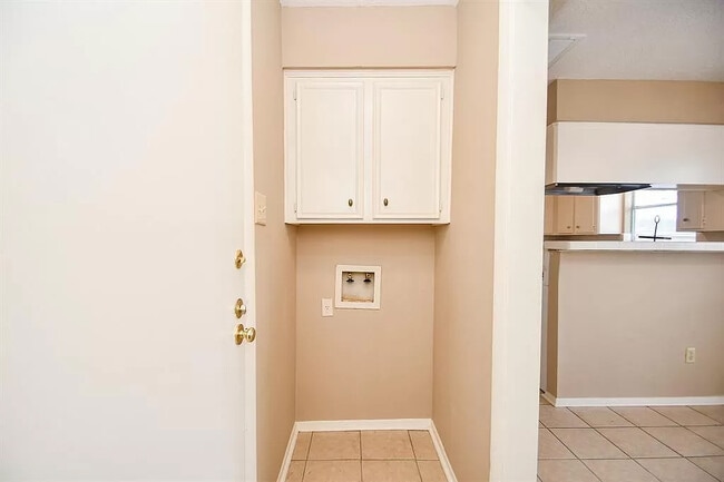 Building Photo - 10807 Sugar Hill Dr