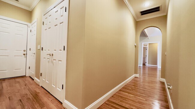 Building Photo - 423 Sterling Dr