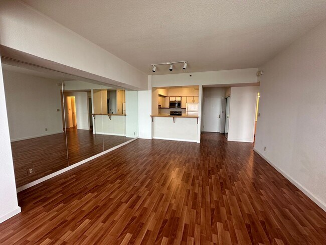 Building Photo - 1 Bed 1 Bathroom Condo Available View of W...