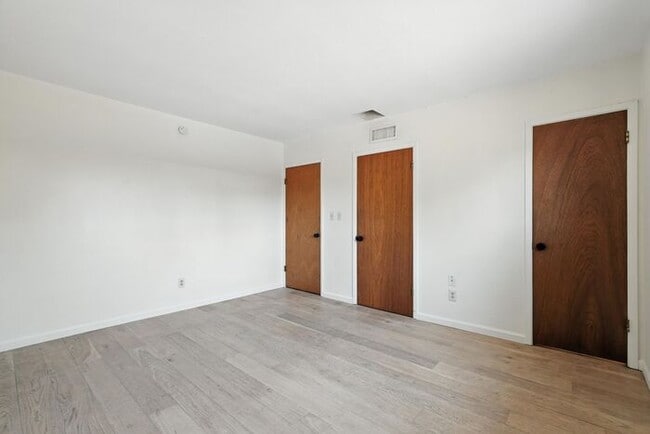 Building Photo - Totally remodeled home in prime Tempe Loca...