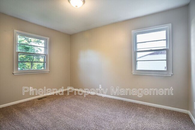 Building Photo - 817 Isley St