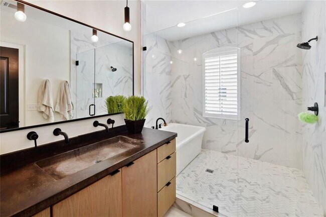 Building Photo - Prime Residence with fabulous amenities in the heart of Buckhead
