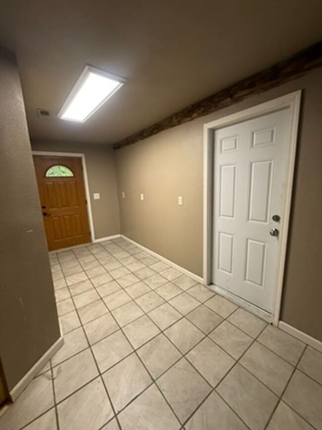 Building Photo - 3820 Hardluck Dr