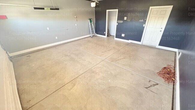 Building Photo - 3 bedroom 2 bathroom home located in a cul- de- sac in a Southwest Bakersfield neighborhood