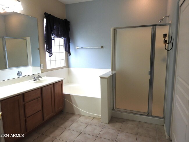 Building Photo - 884 E La Costa Pl