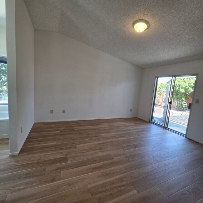 Building Photo - 3bd/2ba Single Story, Fresh Updates, Huge Backyard