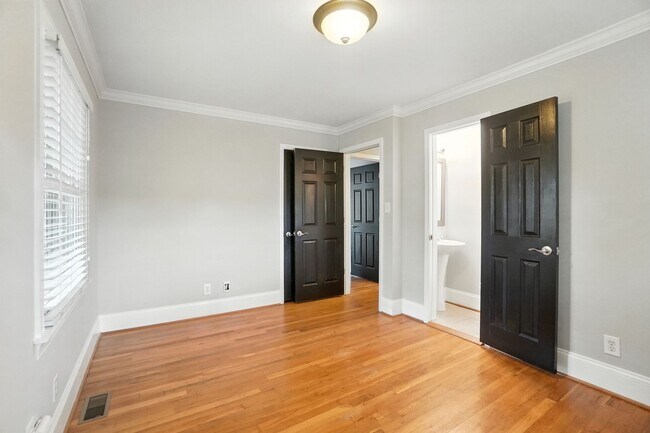 Building Photo - Perfect blend of Charm and Convenience!