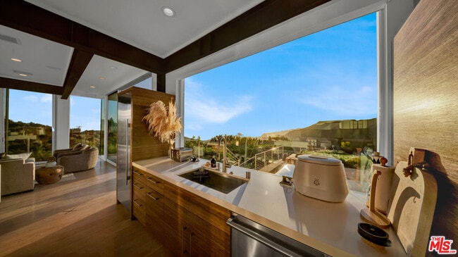 Building Photo - 2915 Tuna Canyon Rd