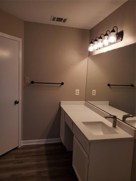 Building Photo - 9008 Sanger Dr