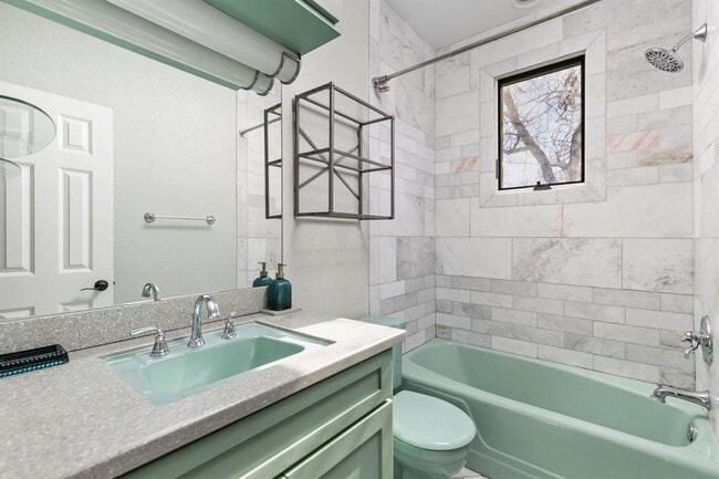 Building Photo - 2203 Lindell Ave