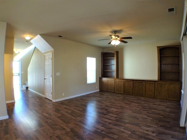 Building Photo - 573 E Eaton Rd