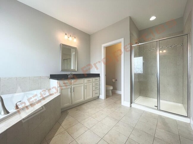 Building Photo - Lovely & Spacious 3 Bedroom, 2.5 Bathroom ...