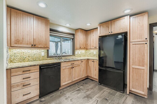 Building Photo - 3BR/3BA Beaverton Home — Central A/C, Vaulted Ceilings, Fenced Yard & 2-Car Garage | No HOA