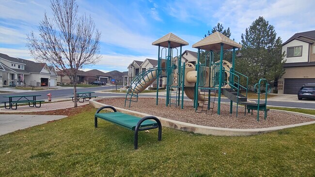 Building Photo - 2718 N Elm Dr