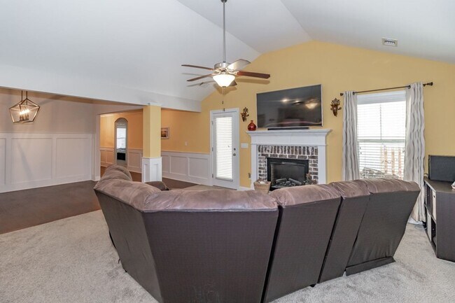 Building Photo - 4 Bedroom 2 Bath Canterbury Farms