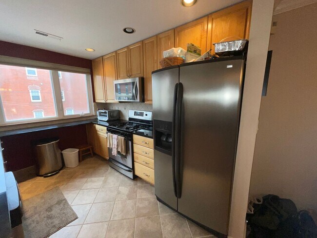 Building Photo - 3-bed, 2-bath GIANT townhouse + GARAGE, BA...