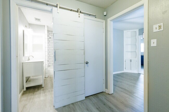 Building Photo - 3 bedroom just minutes away from TTU and Hospitals!