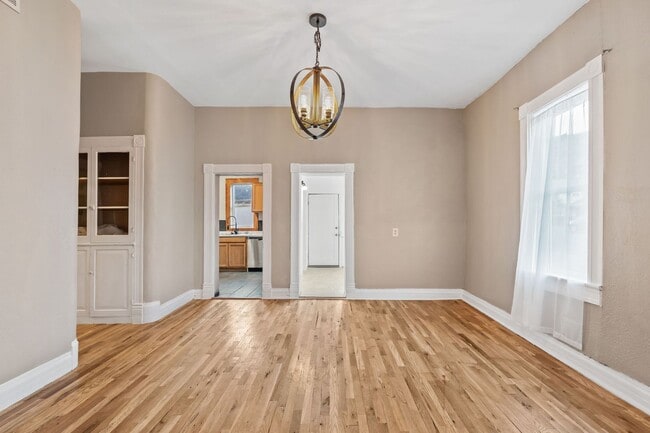 Building Photo - Classic Downtown Home