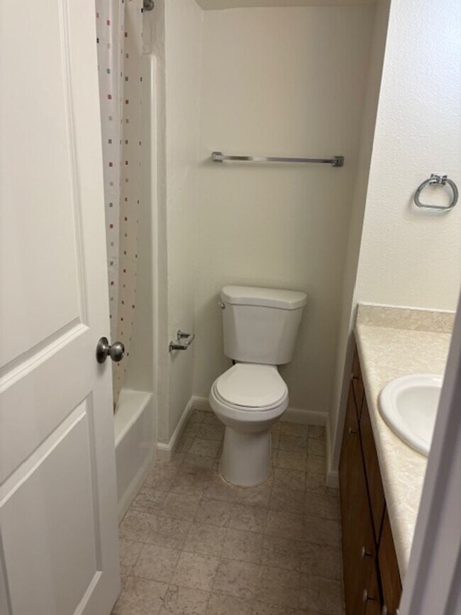 Building Photo - 1412 N Cherry St