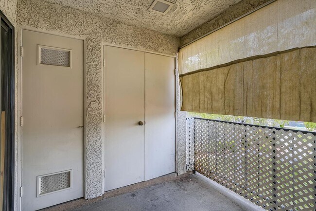 Building Photo - Central Spring Valley Condo Close to Shopping and Parks