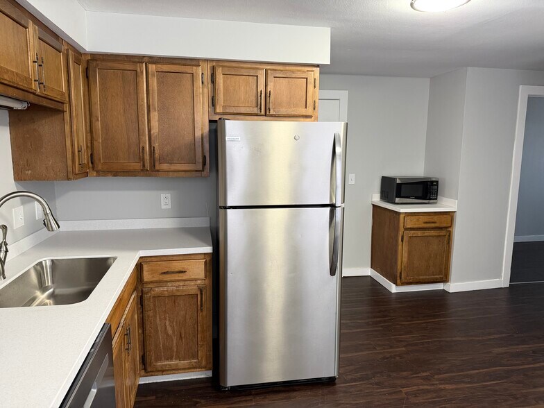 Building Photo - 142 Elm St