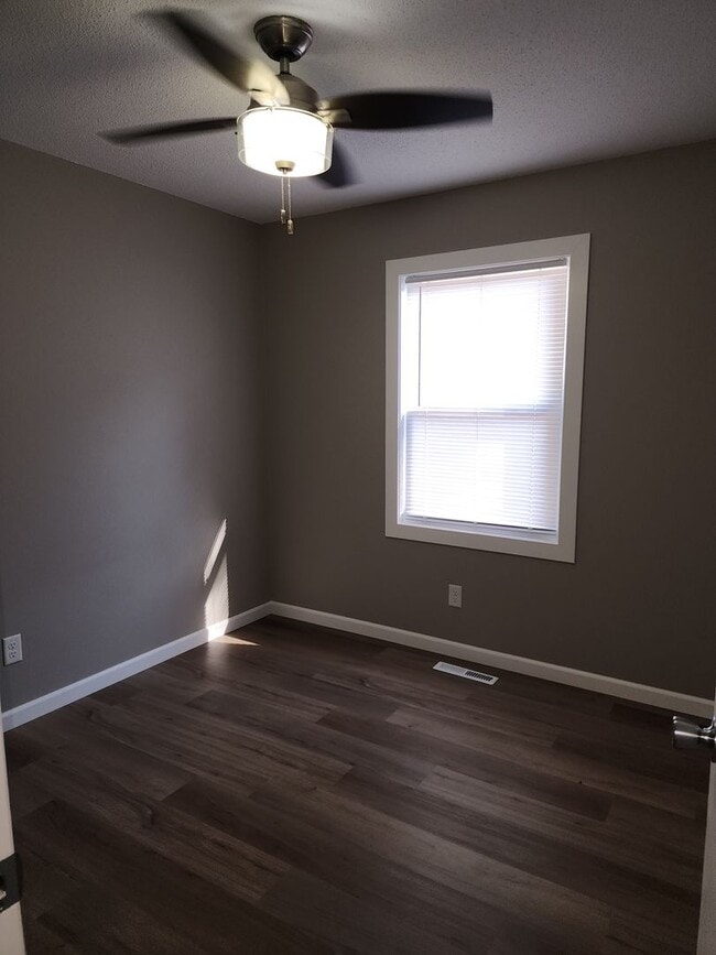 Building Photo - Four bedroom two bathroom house W/ double ...