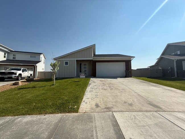 Building Photo - Pet Friendly 3 Bed 2.5 Bath Single Family ...