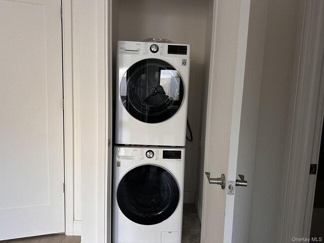 Building Photo - 362 W Merrick Rd