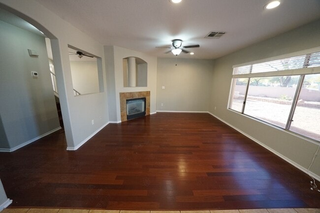 Building Photo - SHOWINGS AVAILABLE NOW