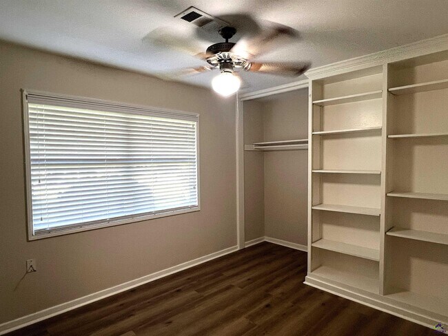 Building Photo - 4693 Twin Oak Dr