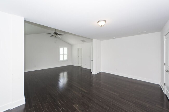 Building Photo - 4 Bedroom 3.5 Bath House in Lawton Park - ...