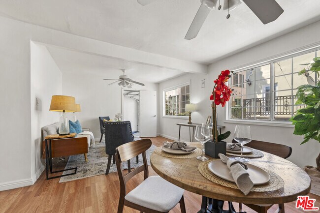 Building Photo - 1114 S La Peer Dr