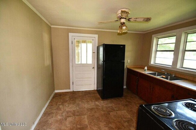 Building Photo - Cute home in Leakesville