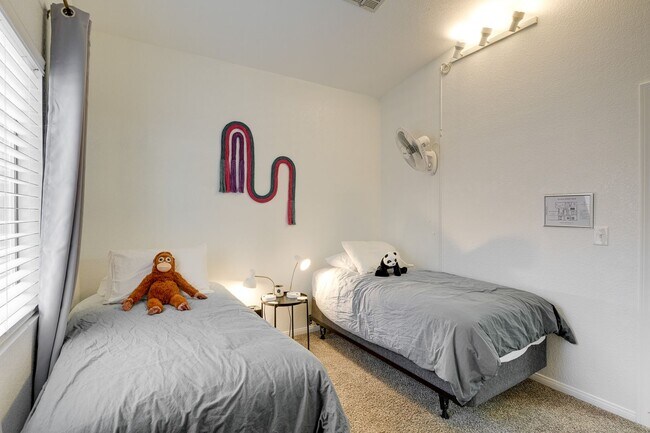 Building Photo - Fully Furnished Single-Story Gem – Spaciou...