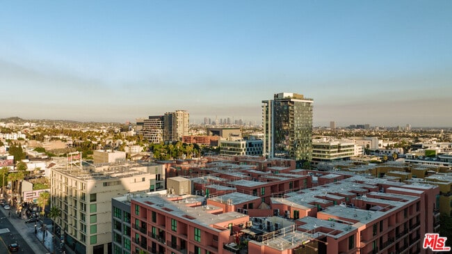 Building Photo - 6250 Hollywood Blvd