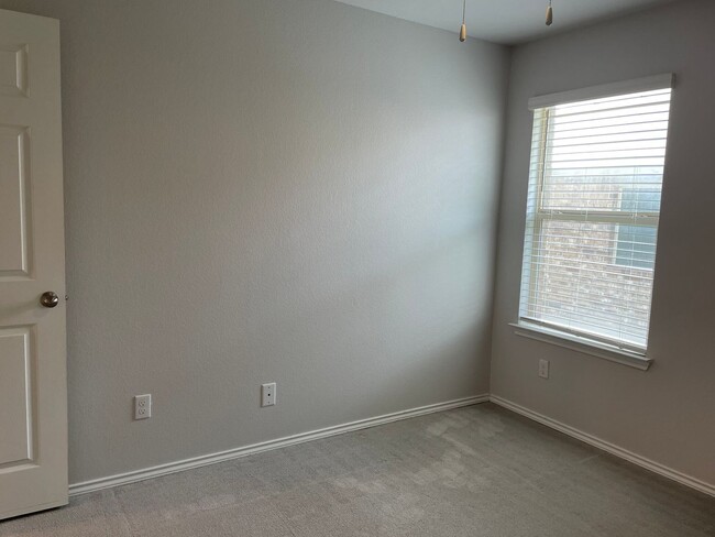 Building Photo - Available Now | Modern Single-Story 3 Bed, 2 Bath | Separate Office/Den | Big Yard | Pet Restrict...