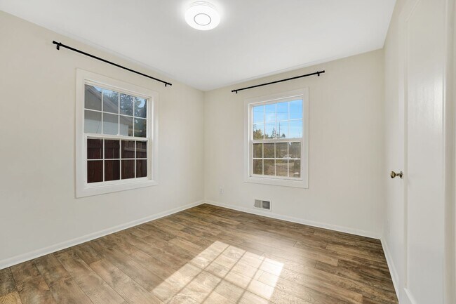 Building Photo - Impressive Home - Remodeled throughout!